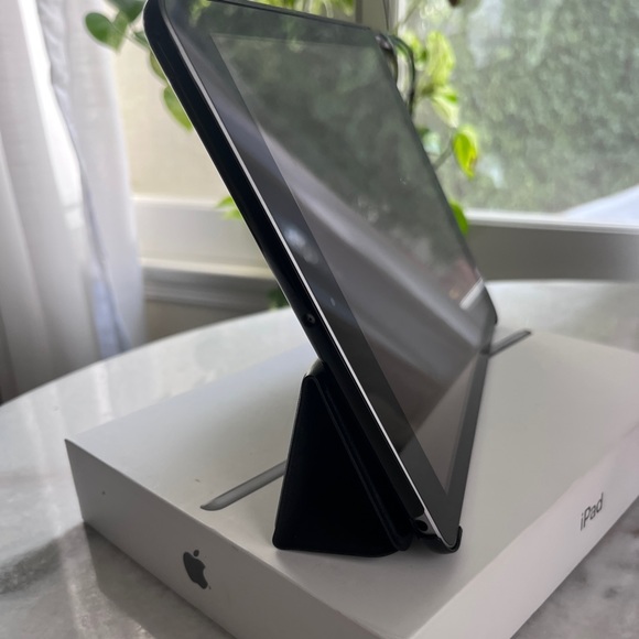 New In Box Apple For iPad Wi-Fi 32GB (5th Generation) Free Delivery - Picture 2 of 13